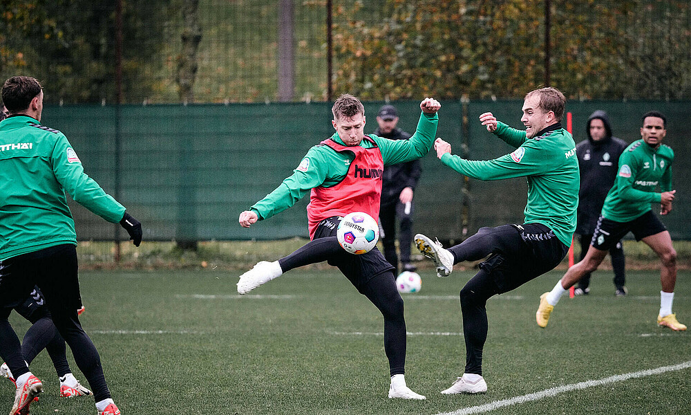 Mitchell Weiser schießt im Training.