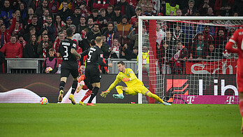 null Jiri Pavlenka hechtet zu einer Parade.