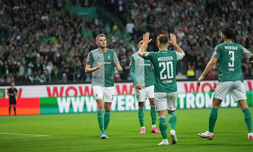 null Romano Schmid klatscht nach seinem Ausgleichstreffer seine Mitspieler ab.