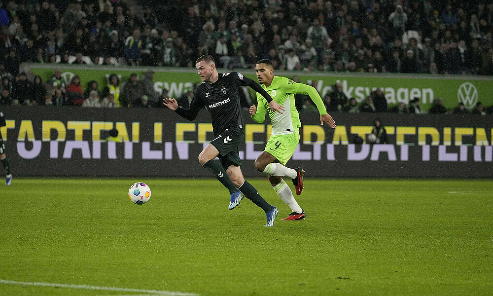 Ducksch im Zweikampf