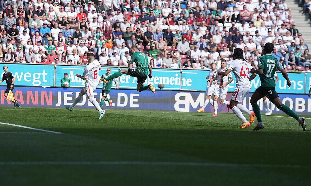 Marvin Ducksch springt zum Ball.