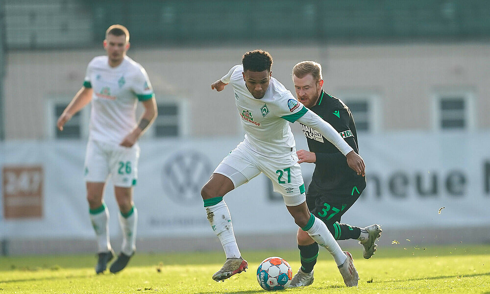 null Felix Agu am Ball.