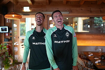 Friedl und Wöber lachen in die Kamera