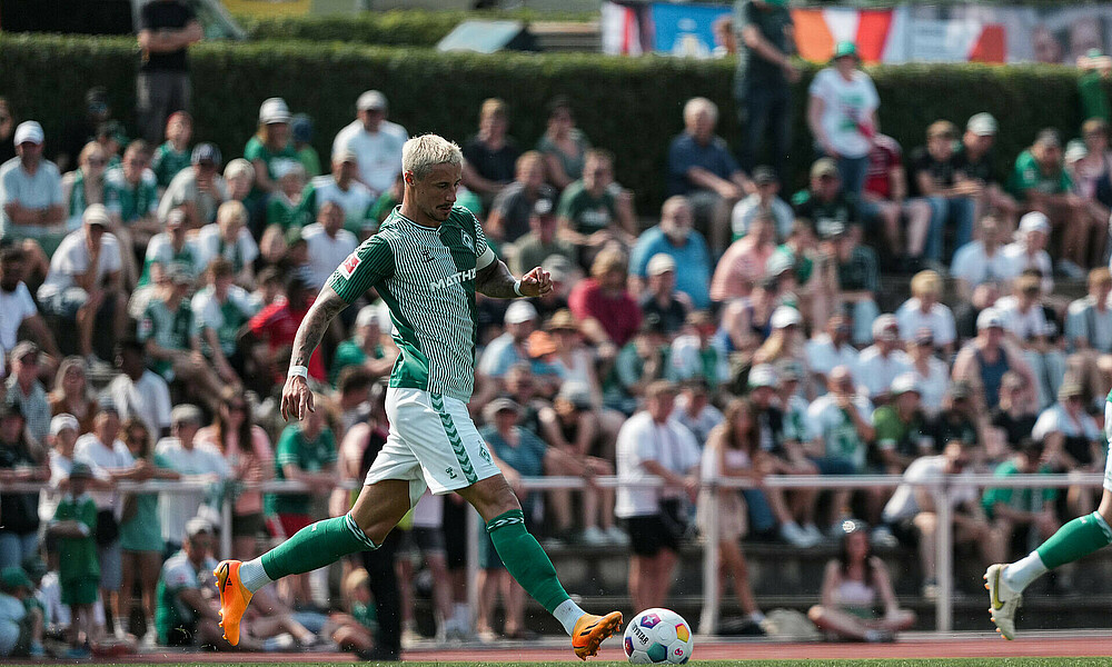 Marco Friedl mit Ball am Fuß. 