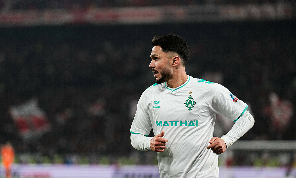 Leonardo Bittencourt joggt über den Platz. 