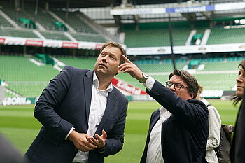 null LarsKlingbeil lässt sich von Hubertus Hess-Grunewald