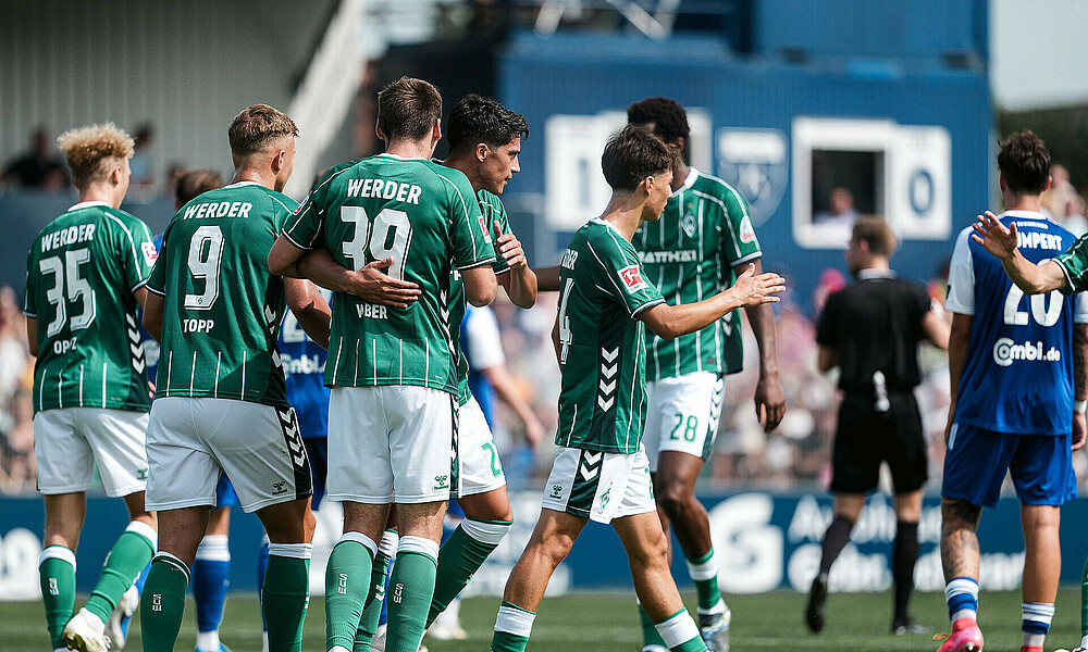Die Mannschaft jubelt nach einem Tor in Emden. 