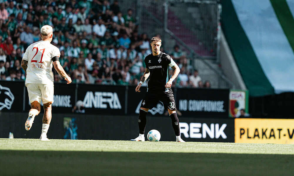 Marco Friedl beim Auswärtsspiel beim FC Augsburg mit Ball am Fuß. 