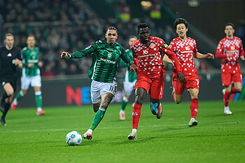 Njinmah im Duell mit da Costa. 