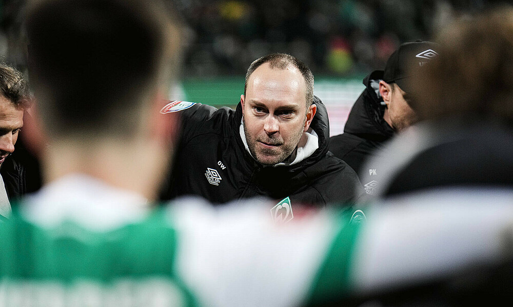 null Ole Werner im Kreis mit seinen Spielern.