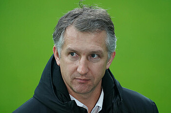 Werder-Geschäftsführer Frank Baumann schaut zur Seite. 