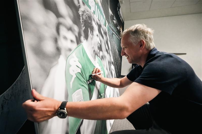 Frank Baumann unterschreibt das Bild.