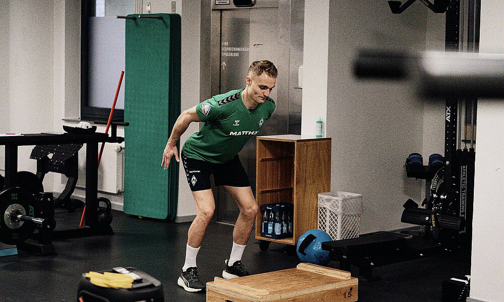 Amos Pieper ist in der Hocke kurz vor dem Absprung.