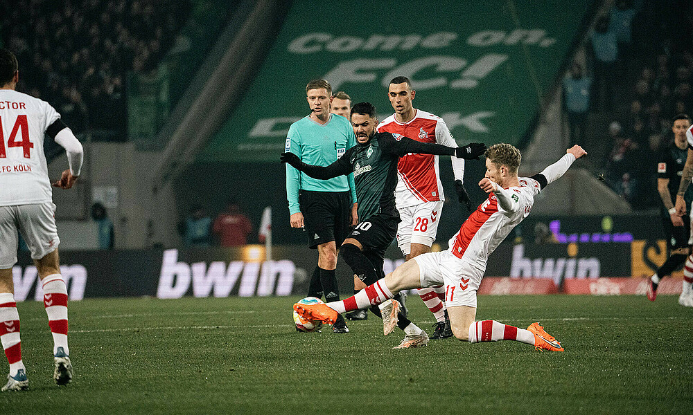 Leonardo Bittencourt im Zweikampf mit Florian Kainz. 
