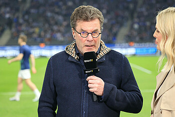 Dieter Hecking am Sport 1 Mikrofon. 