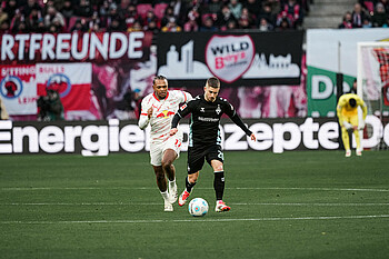 null Romano Schmid mit Ball vor Openda.