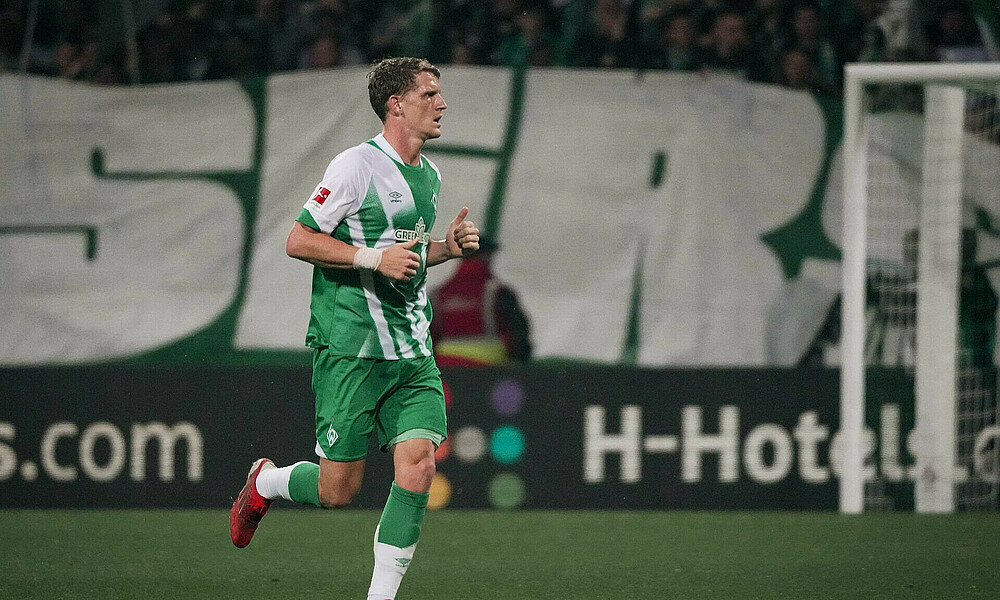 Jens Stage joggt über den Platz.