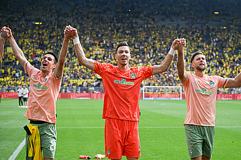 null Jiri Pavlenka jubelt mit seinen Mitspielern.