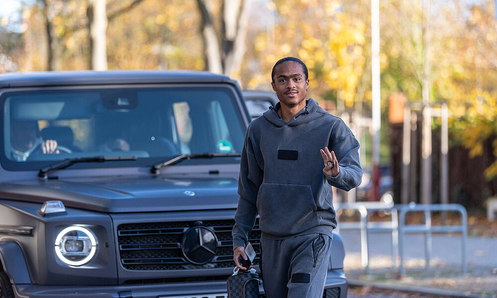 Tahith Chong vom SV Werder Bremn grüßt und steigt aus dem Auto aus.