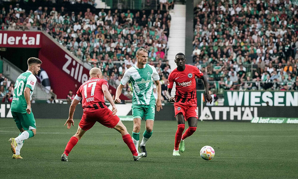 Christian Groß spielt zwischen Rode und Kolo Muani einen Pass. 