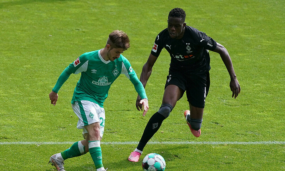 null Romano Schmid im Zweikampf.