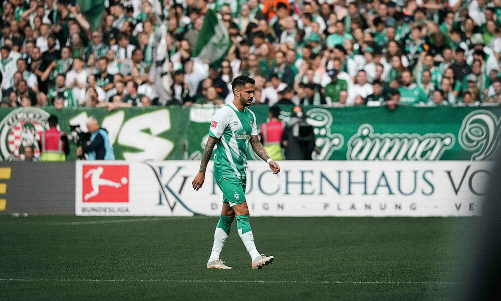 null Leo Bittencourt verlässt das Spielfeld.