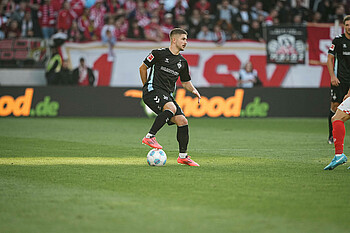 Romano Schmid mit Ball am Fuß. 