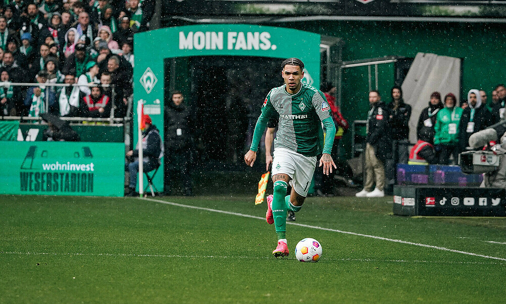 Njinmah läuft mit dem Ball am Fuß.