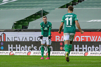 Marvin Ducksch jubelt mit einer Pose, Niclas Füllkrug läuft auf ihn zu.