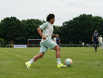 Nelson Valdez dribbelt mit dem Ball. 