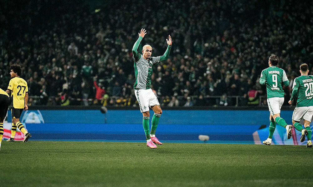 Justin Njinmah rudert mit den Armen. 