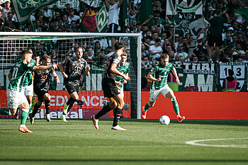 Mitchell Weiser mit Ball am Fuß. 