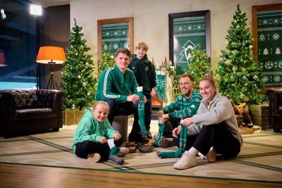 Spielerinnen und Spieler mit Kids-Club-Mitgliedern in einem Weihnachts-Setting.