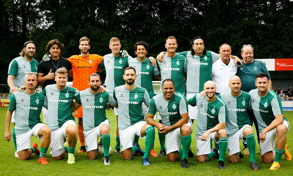 Ein Mannschaftsfoto von der Traditionself. 