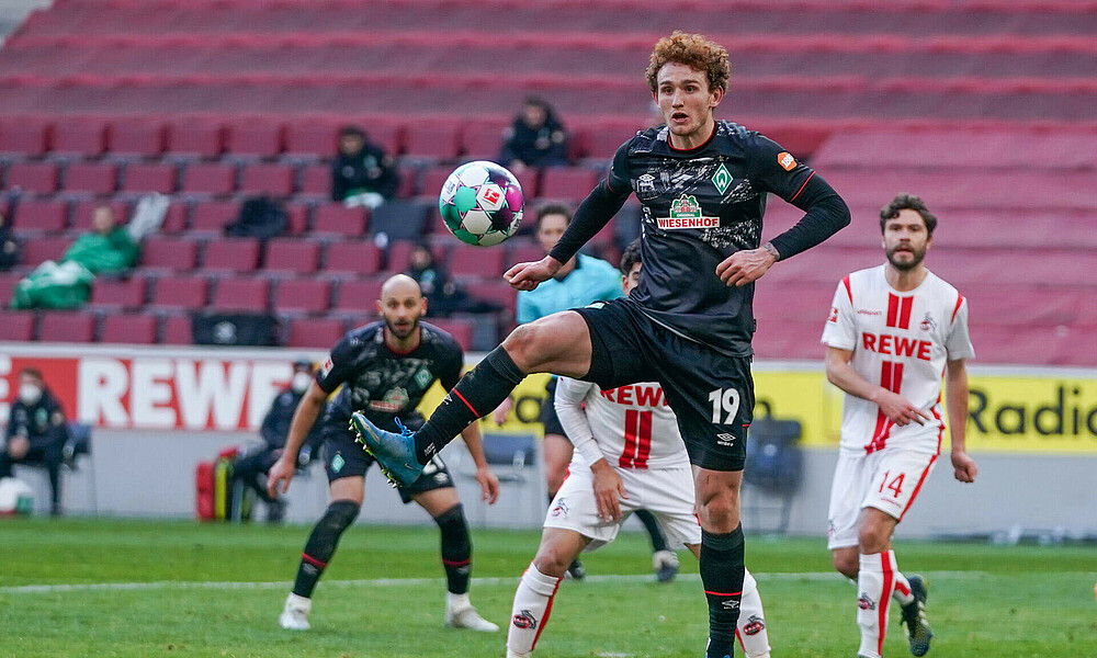 Josh Sargent steigt im Spiel Werder Bremen gegen den 1. FC Köln hoch, um den Ball zu verwerten.