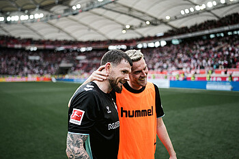 Marvin Ducksch herzt Oliver Burke. 