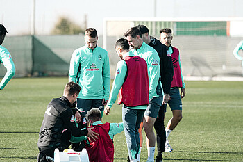Romano Schmid nach seiner Verletzung im Trainingslager auf dem Boden.