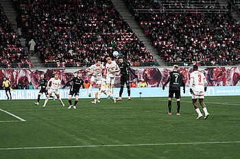 null Njinmah im Luftduell.