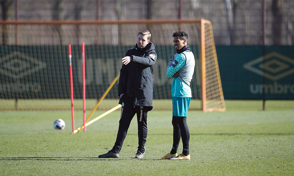 Florian Kohfeldt und Theodor Gebre Selassie beim Werder-Training.