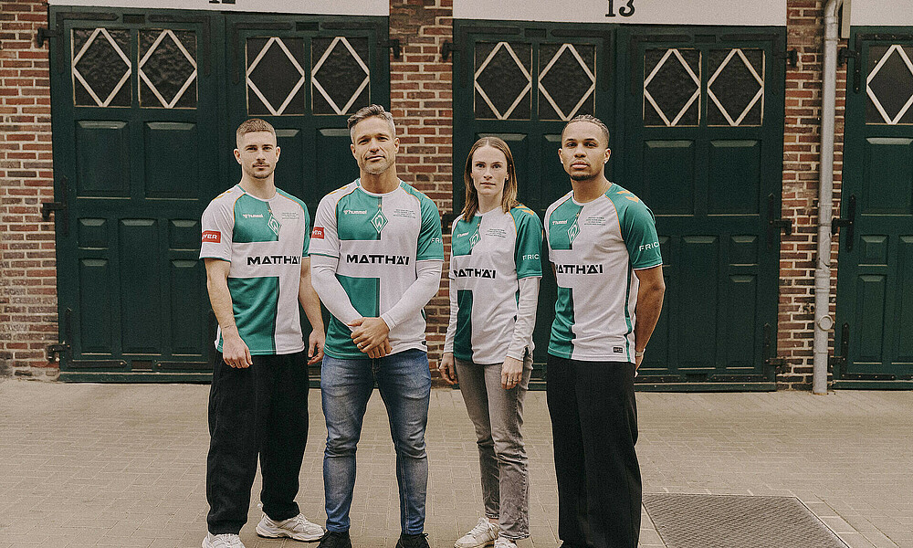 null Diego mit Spielerinnen und Spielern des SV Werders im Trikot für das Sondertrikot.