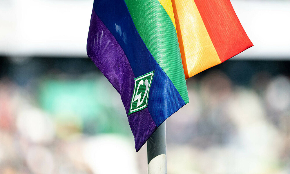 Eine Regenbogeneckfahne im wohninvest WESERSTADION.