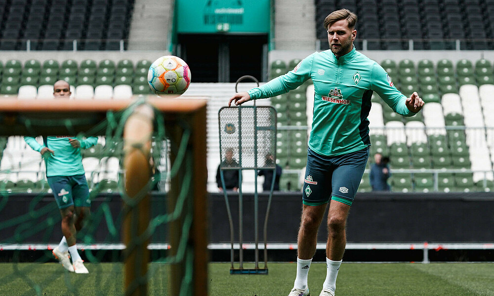 null Niclas Füllkrug schießt einen Ball auf ein kleines Tor.