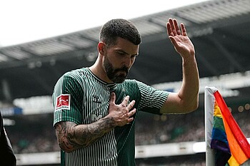 Jung entschuldigt sich als er vom Platz geht. 