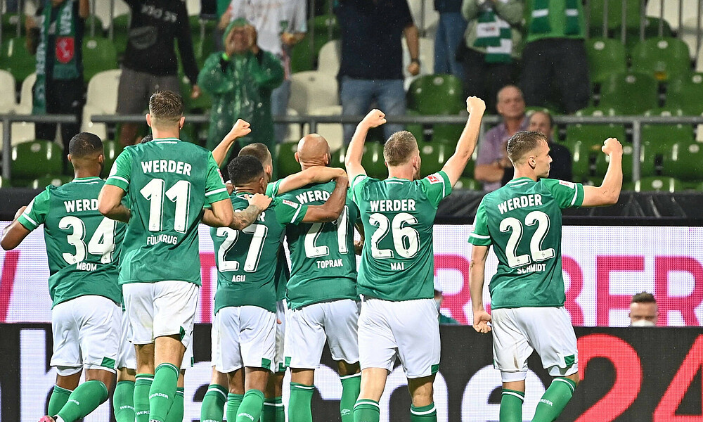 Die Mannschaft jubelt mit den Fans über den Treffer gegen Hannover 96