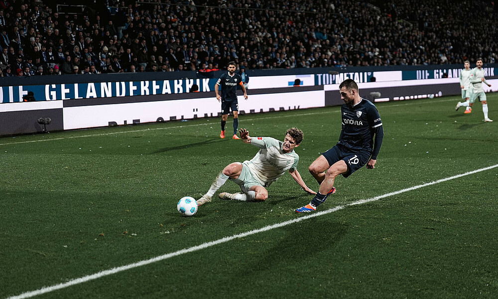 Jens Stage im Zweikampf mit einem Bochumer.