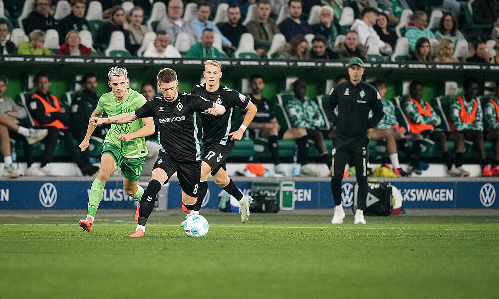 Mitchell Weiser im Zweikampf im Auswärtsspiel beim VfL Wolfsburg