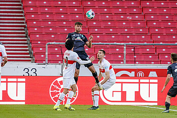 Niclas Füllkrug beim Kopfballduell mit Stuttgarter Wataru Endo 
