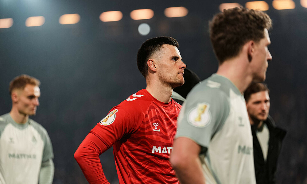 null Michael Zetterer im roten Torwarttrikot.