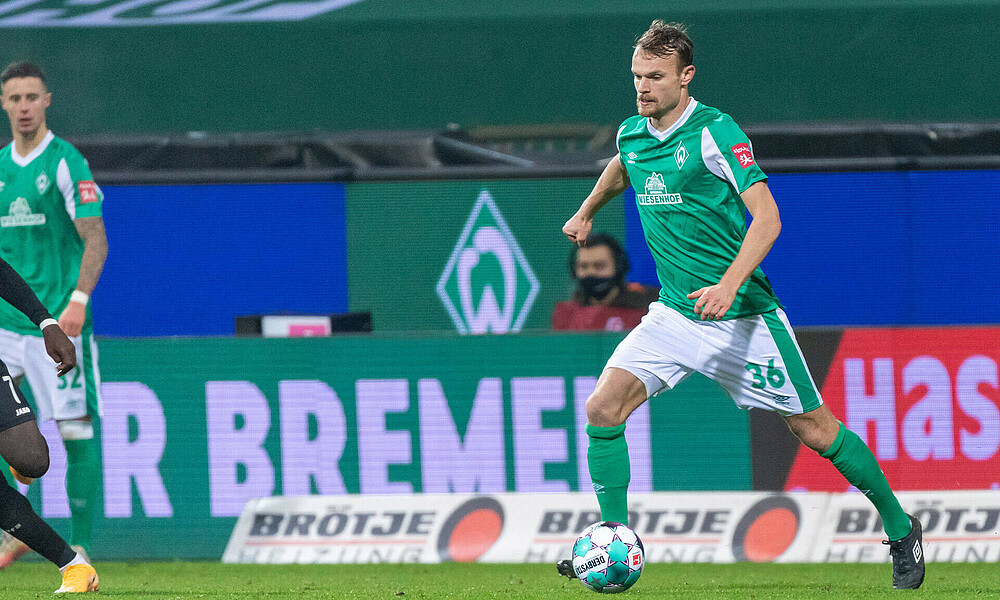 Christian Groß vom SV Werder mit dem Ball am Fuß.
