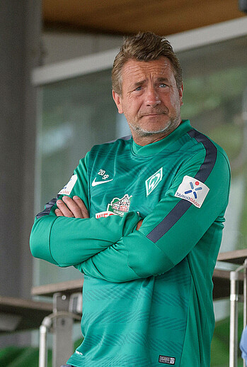 null Thorsten Bolder mit verschränkten Armen.